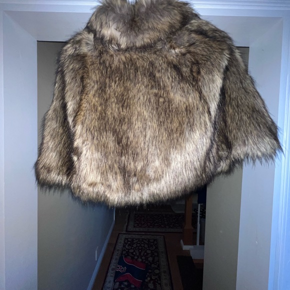 Faux fur shawl like new - Picture 2 of 4